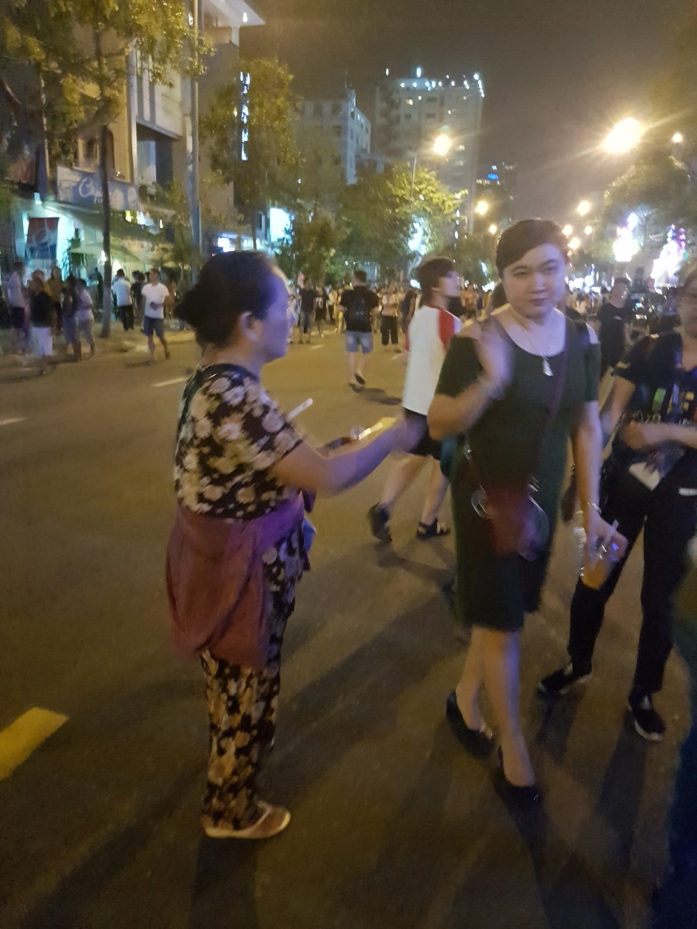 Hàng ngàn người chen kín tìm chỗ đẹp xem Lễ hội pháo hoa Đà Nẵng